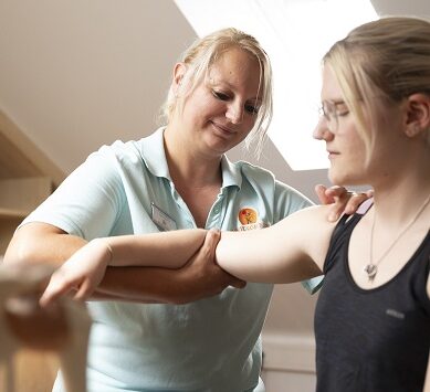 Therapeutische Begleitung einer Armbewegung in der Klinik Rosenhof